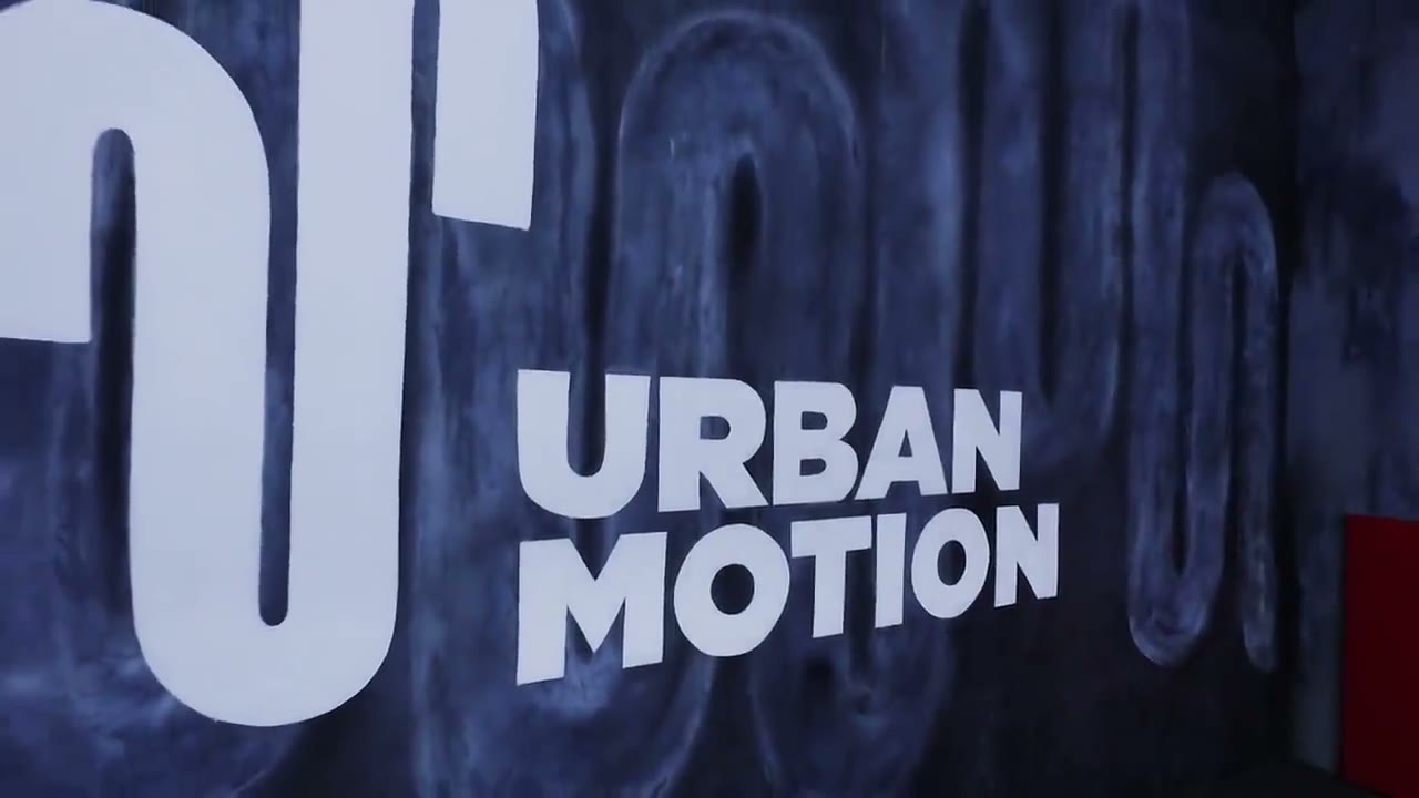 Crianças se divertindo no parque de trampolins Urban Motion